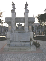 Il monumento ai caduti nel cimitero comunale