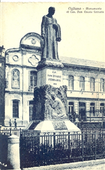 Il Monumento a Don Evasio Ferraris quando si trovava in Piazza Martiri della Libertà