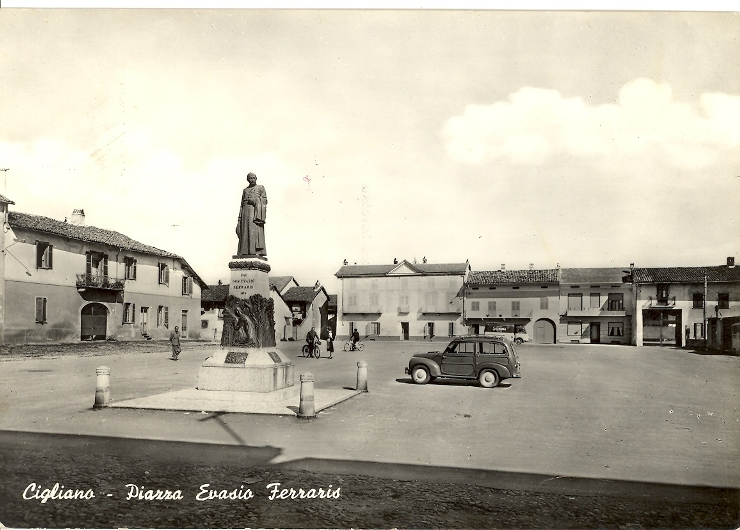 Il Monumento a Don Evasio Ferraris in Piazza Don Evasio Ferraris (foto d´epoca)